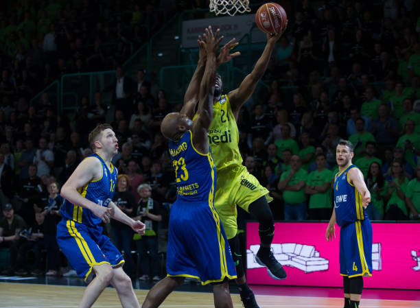 在联赛中更 在联赛中更